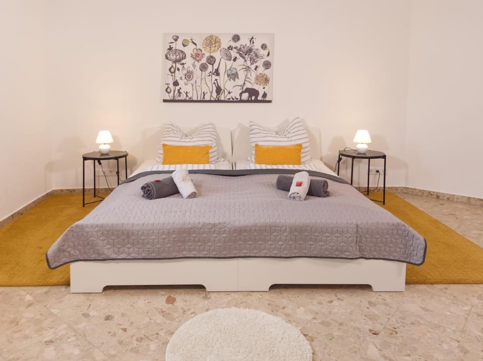 Bed, Living room, Photo of the whole room, Seating area, Bedroom, towels