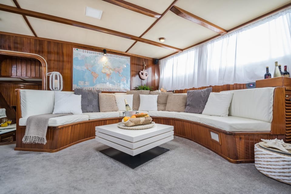 Spacious 5-Cabin Yacht Hotel in the Heart of Barcelona Cabin in Barcelona
