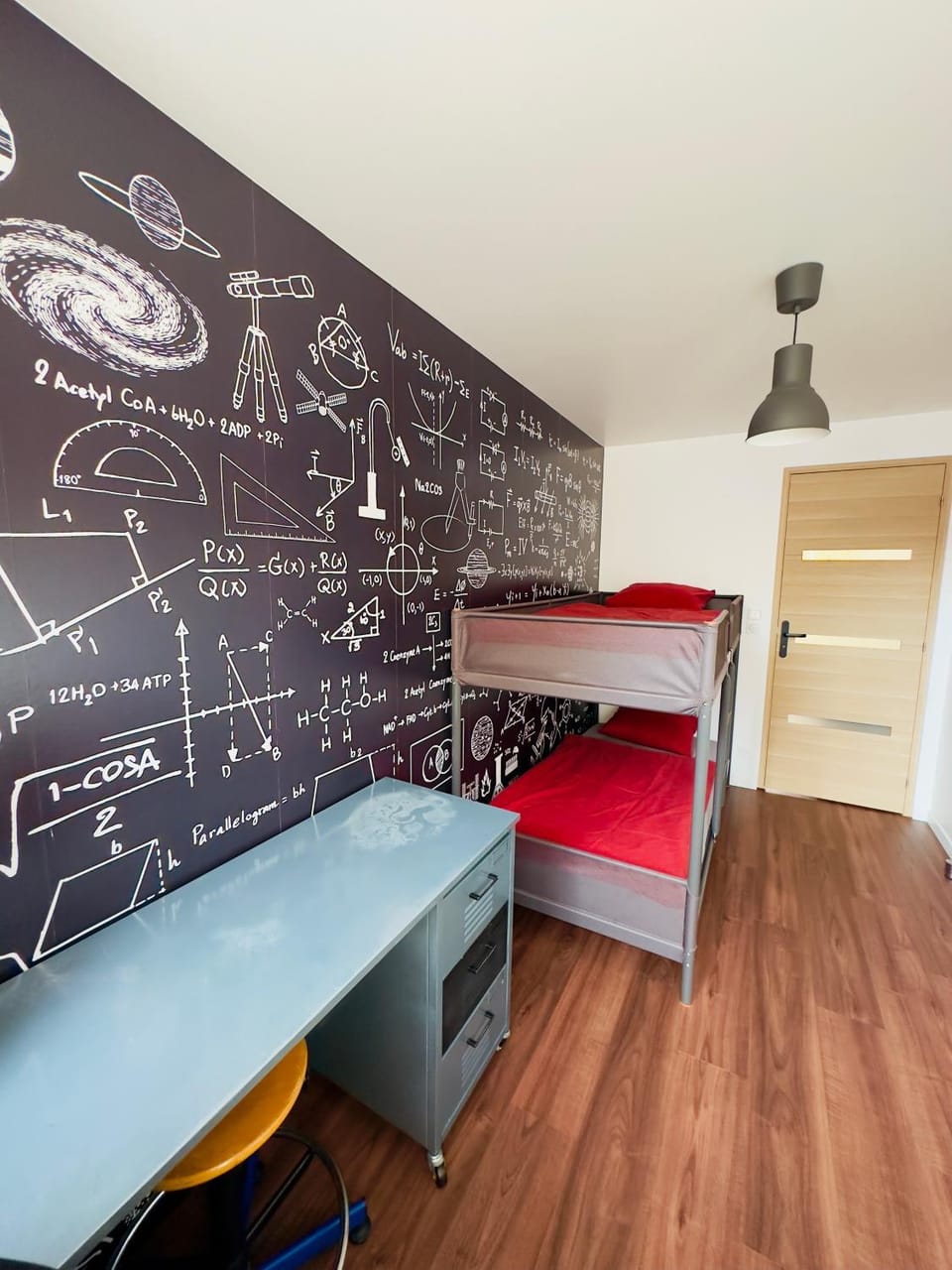 Bed, Photo of the whole room, Bedroom, bunk bed, hair dresser