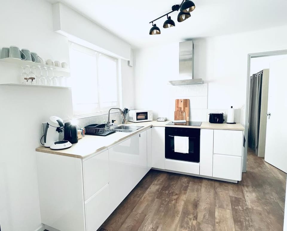 Coffee/tea facilities, dishwasher, stove, toaster