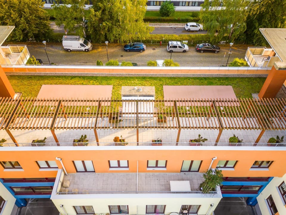 Property building, Day, Neighbourhood, Bird's eye view, Balcony/Terrace, Location, Parking