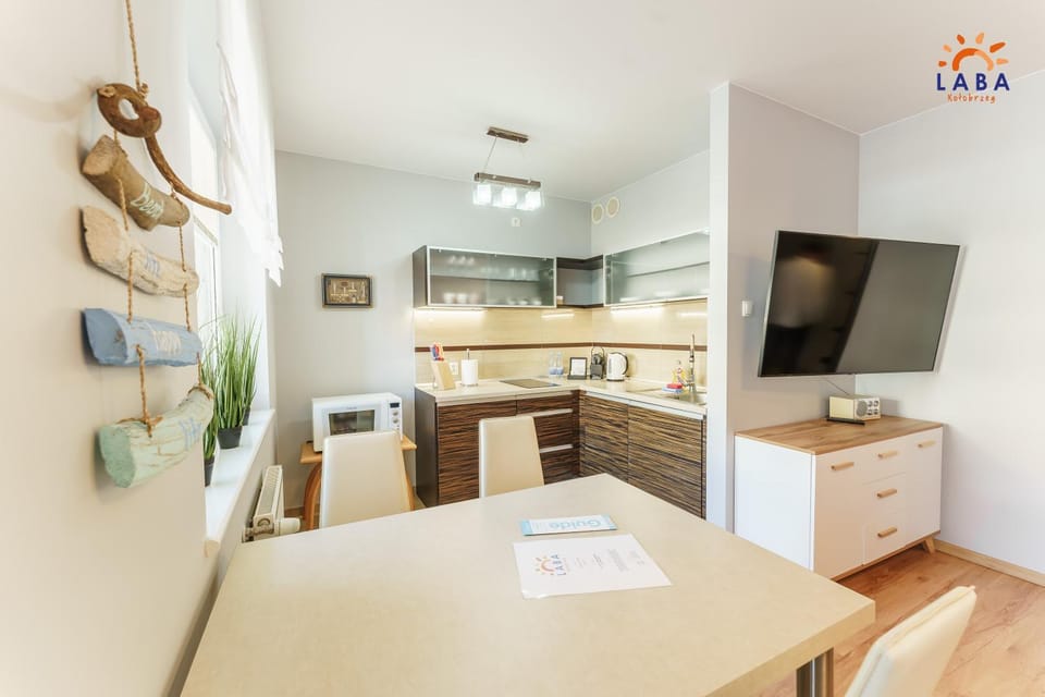 TV and multimedia, Kitchen or kitchenette, Dining area, oven, stove
