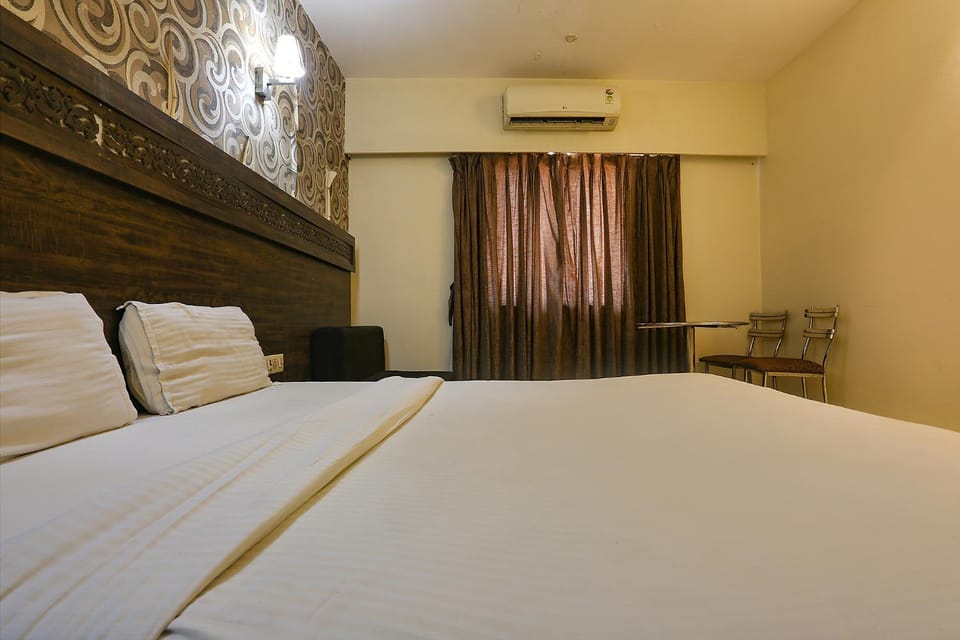 Photo of the whole room, Bedroom, air conditioner