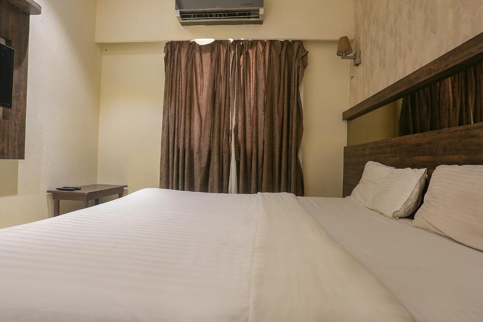 Photo of the whole room, Bedroom, air conditioner