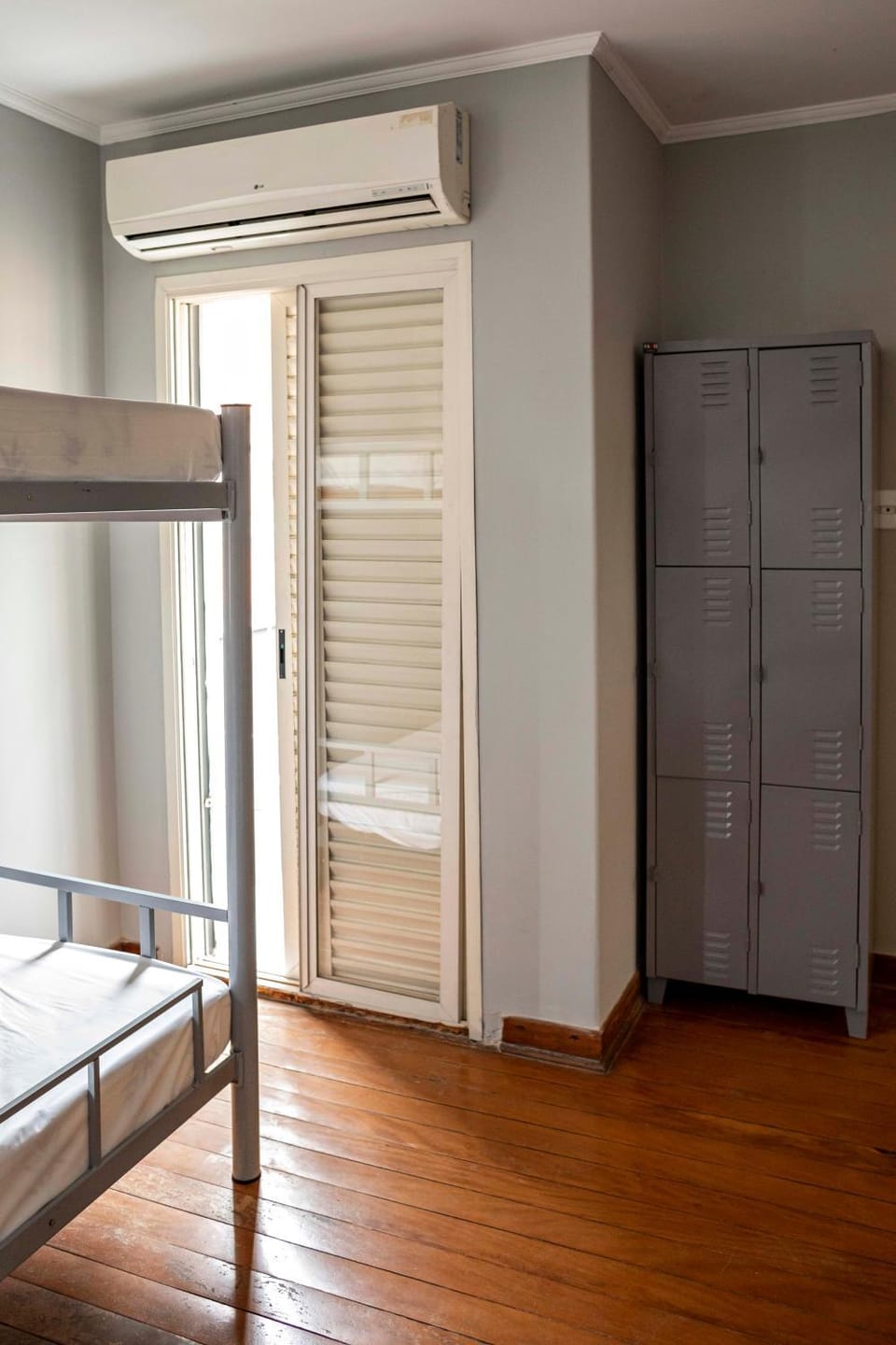 bunk bed, air conditioner
