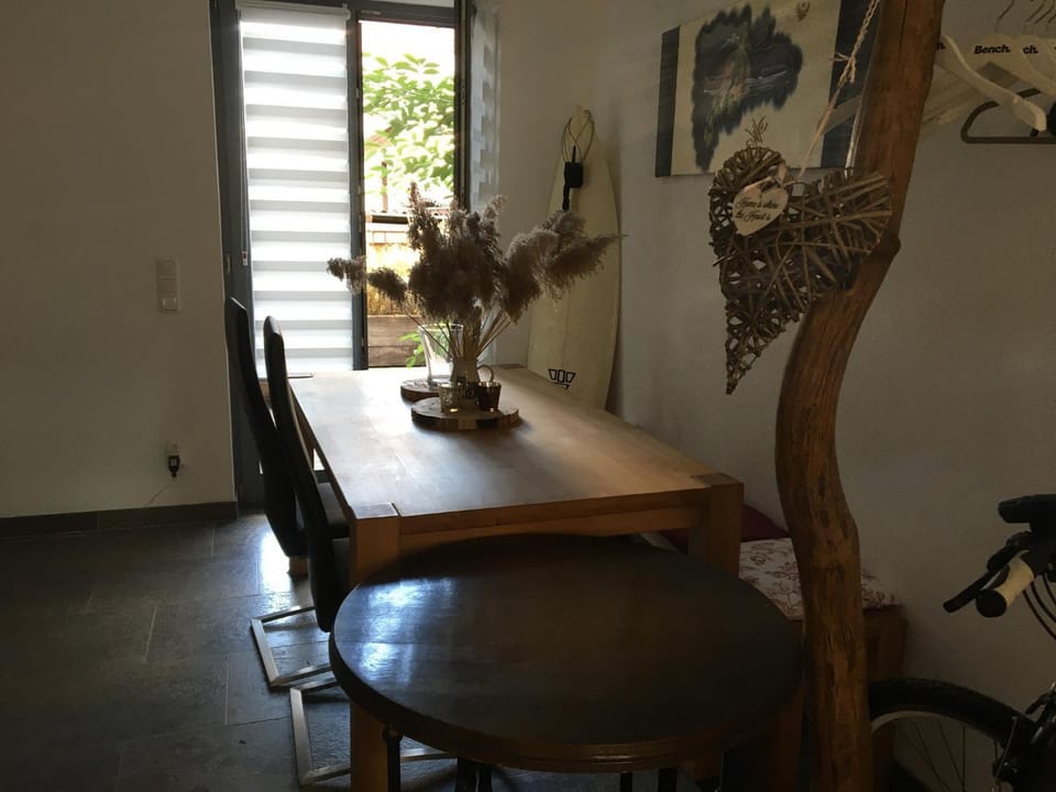 Decorative detail, Seating area, Dining area