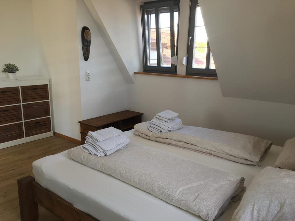 Bed, Bedroom, towels