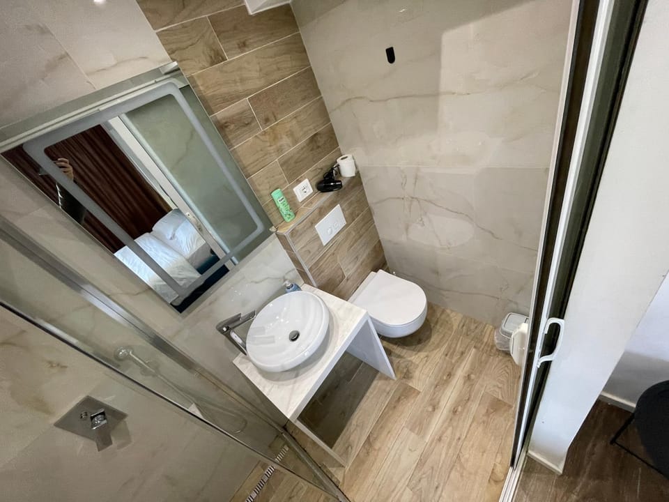Shower, Toilet, Bathroom, bidet, towels