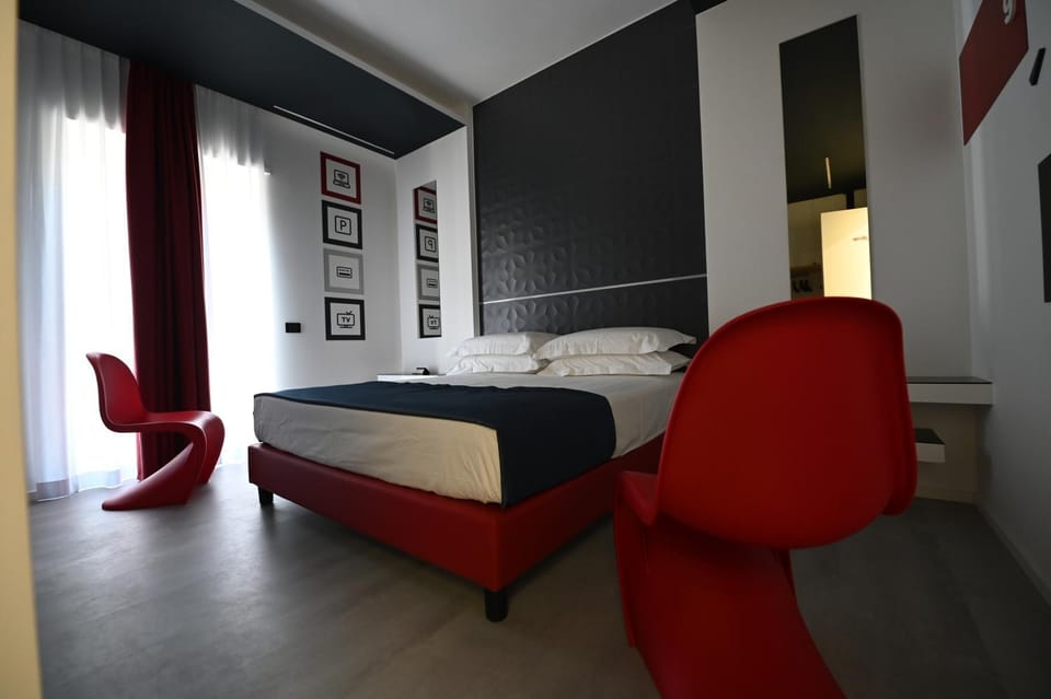 Bed, Living room, Photo of the whole room, Seating area, Bedroom