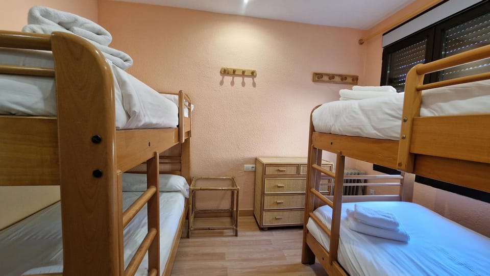 Bedroom, bunk bed