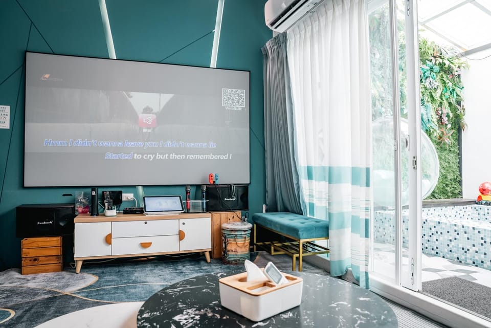 Communal lounge/ TV room, Activities, Living room, Swimming pool, Entertainment