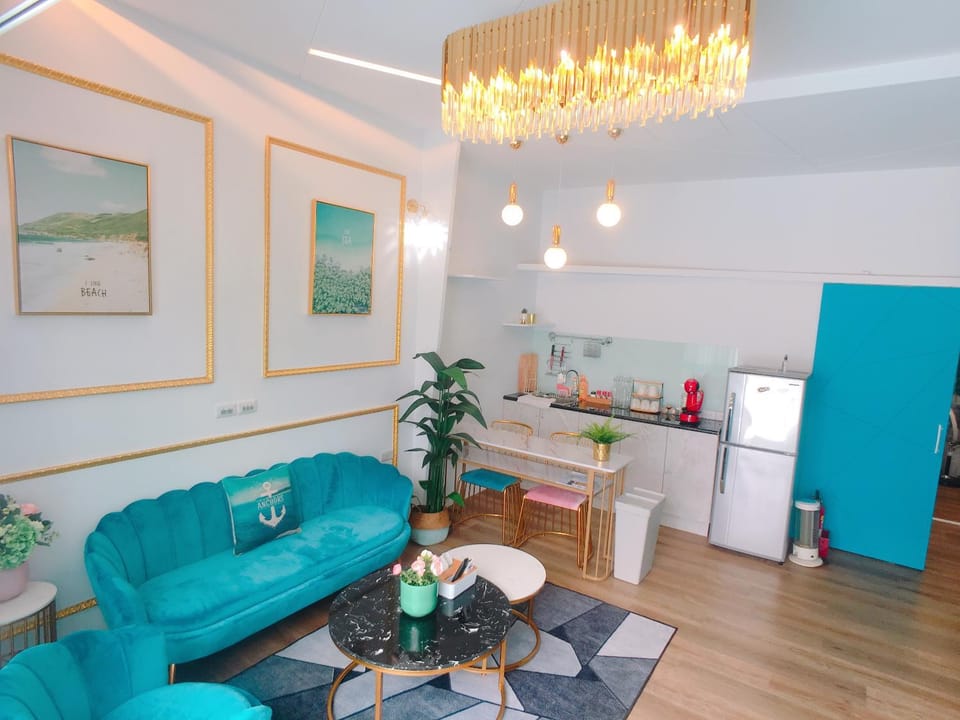 Kitchen or kitchenette, Living room, Lobby or reception, oven