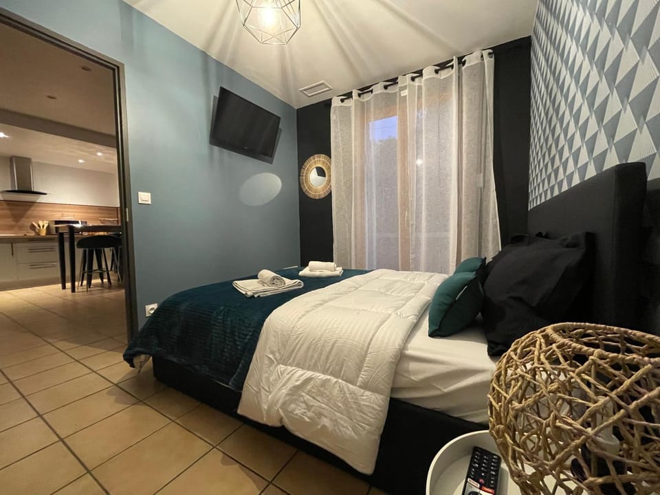 Bed, TV and multimedia, Photo of the whole room, Bedroom, towels