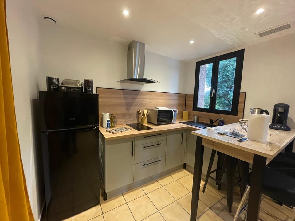 Kitchen or kitchenette, Dining area, minibar, pet friendly, stove, toaster