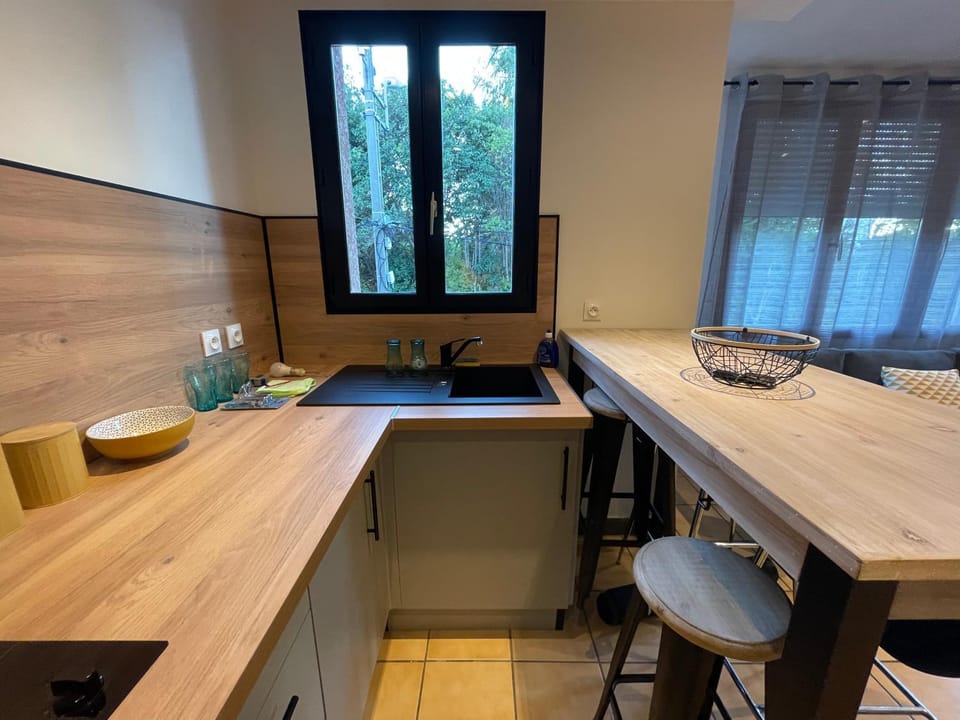 Kitchen or kitchenette, Dining area, hair dresser