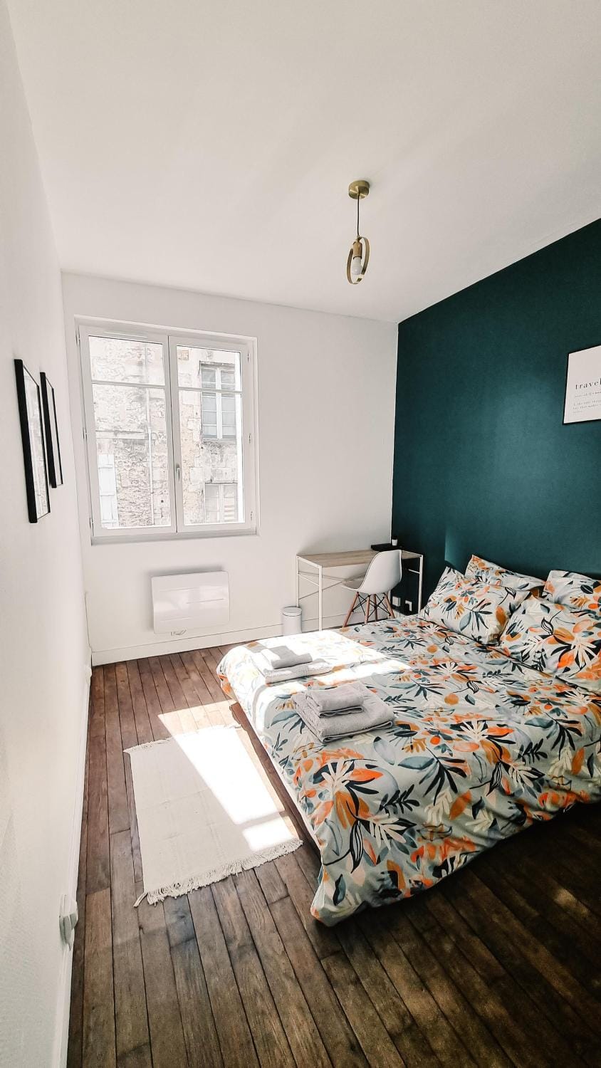 Photo of the whole room, Bedroom