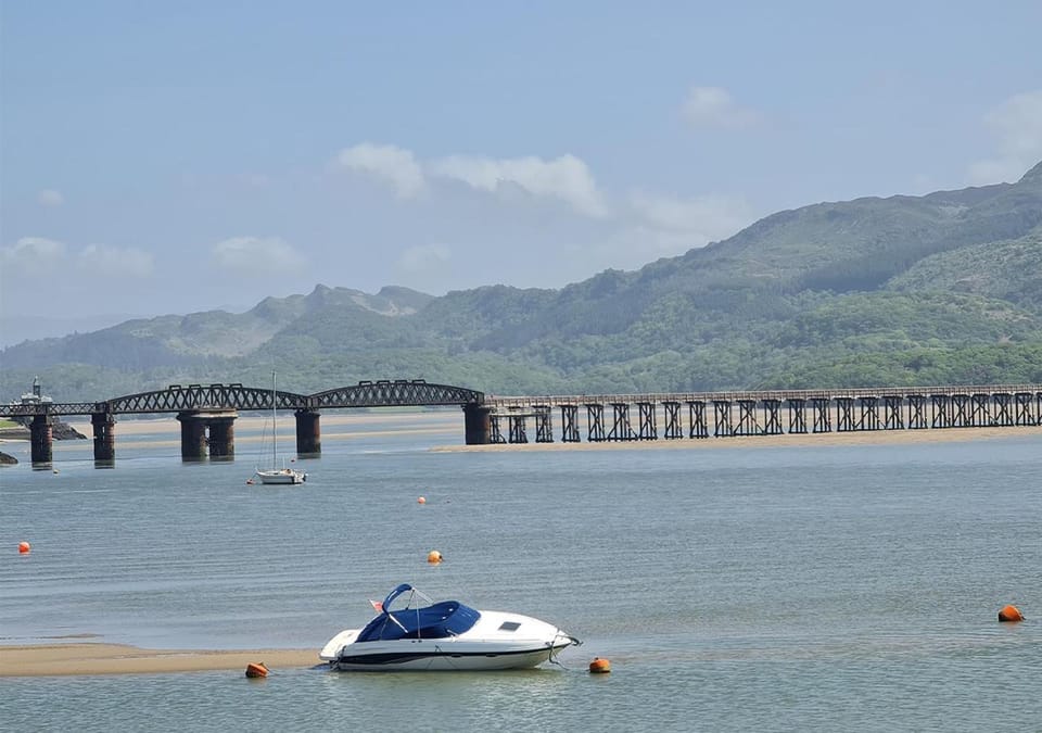 Nearby landmark, Natural landscape, Summer, Beach, Location