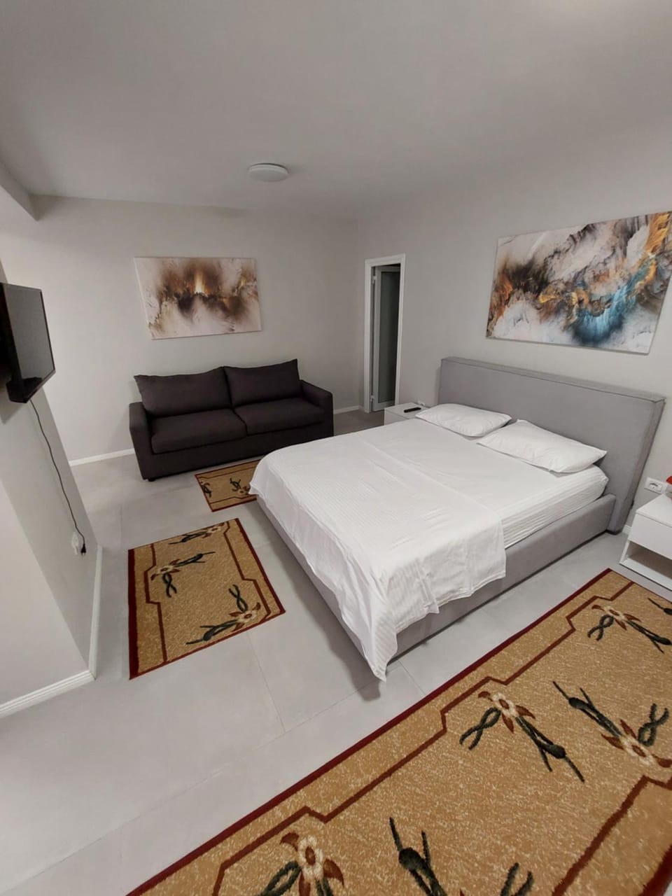 Bed, Living room, Photo of the whole room, Seating area, Bedroom