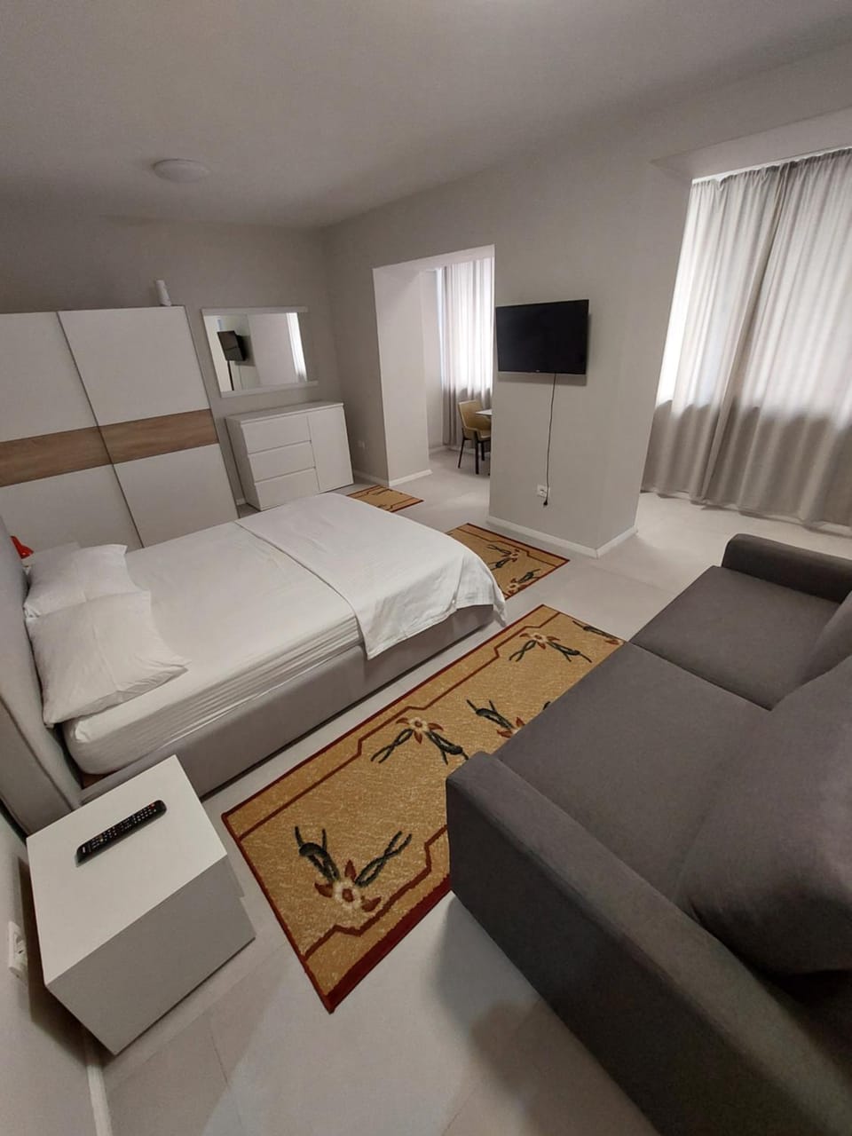 Bed, TV and multimedia, Living room, Photo of the whole room, Seating area, Bedroom