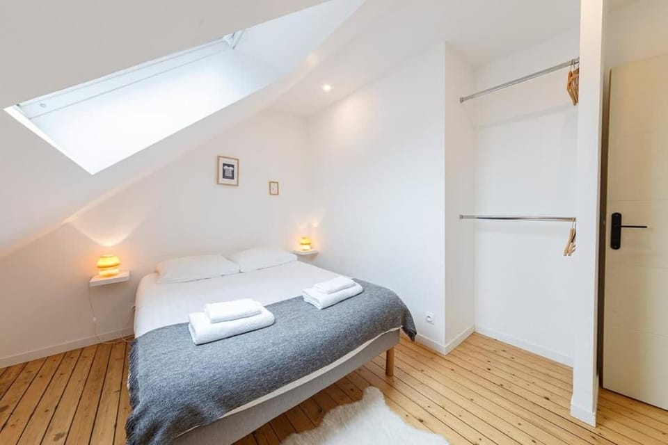 Bed, Photo of the whole room, Bedroom, towels, wardrobe