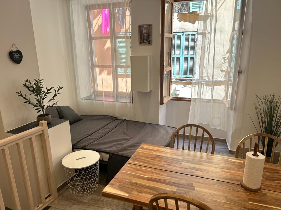 Historical Rue Longue Apartment in Menton