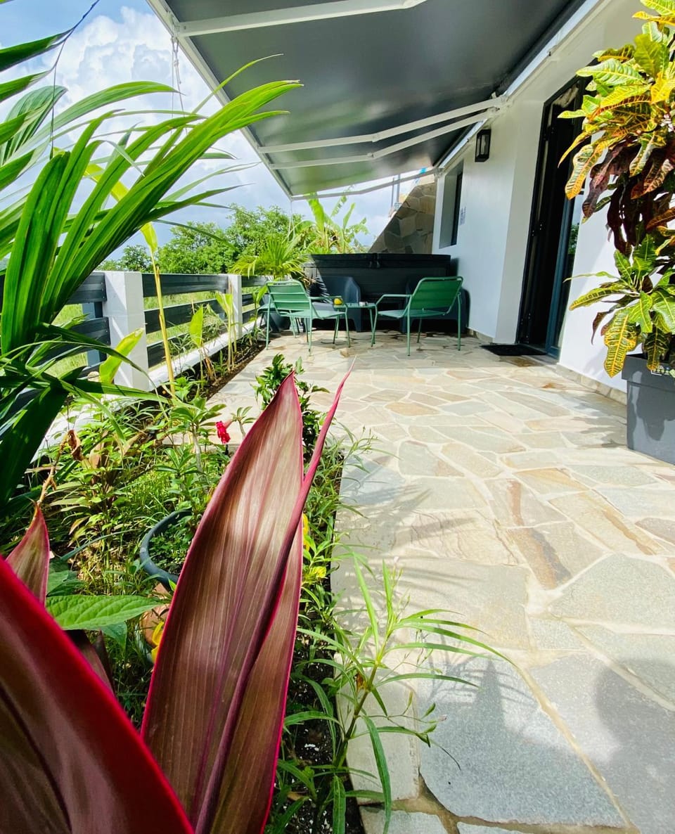 Ti karet - Charmant logement avec Jacuzzi et vue mer Apartment in Leeward Islands
