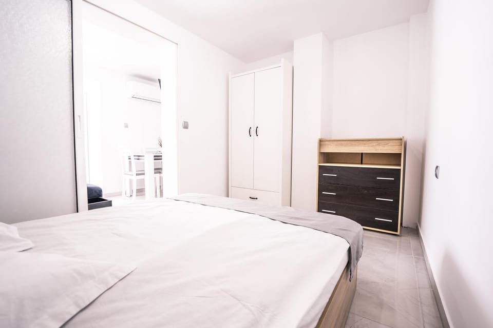 Photo of the whole room, Bedroom