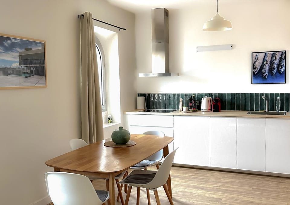 Coffee/tea facilities, Kitchen or kitchenette, Dining area