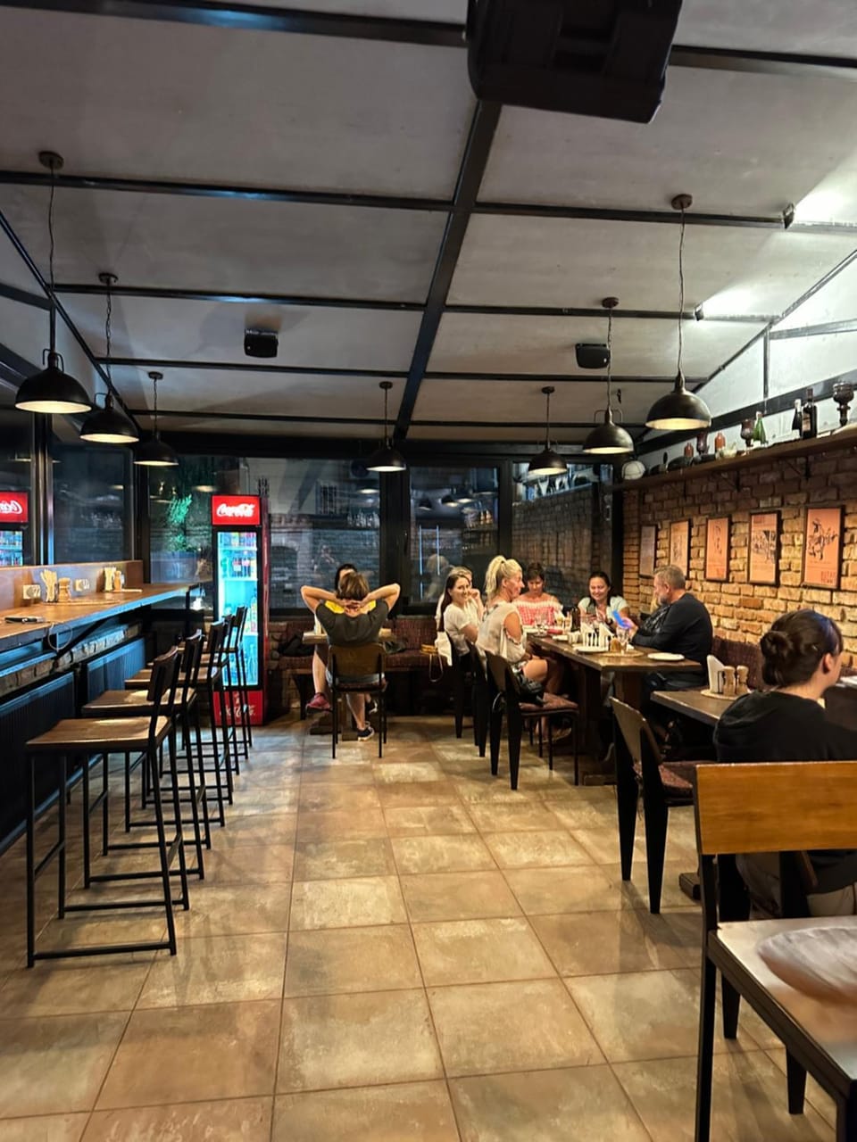 Restaurant/places to eat, group of guests