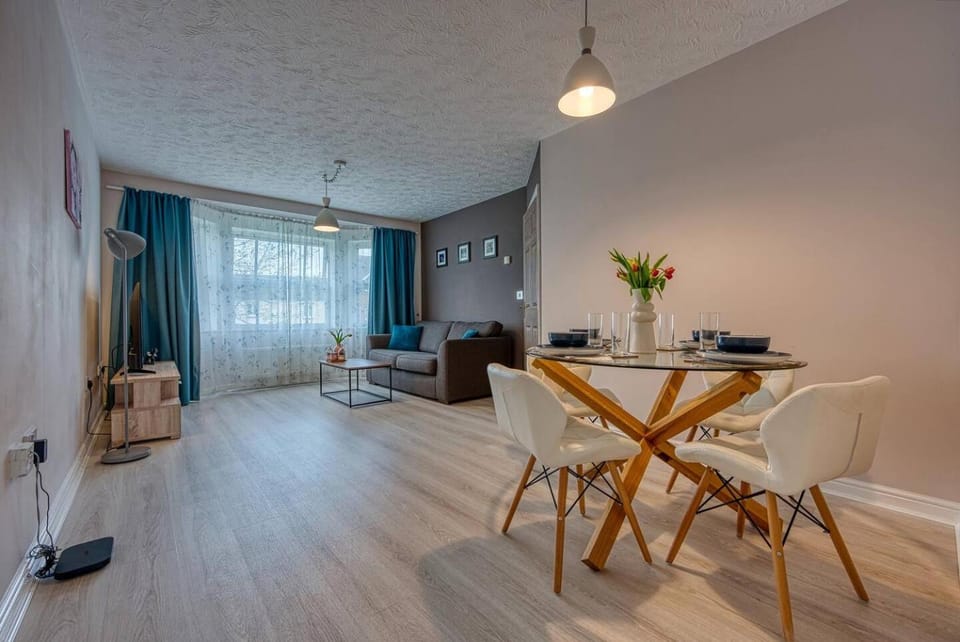 TV and multimedia, Living room, Seating area, Dining area