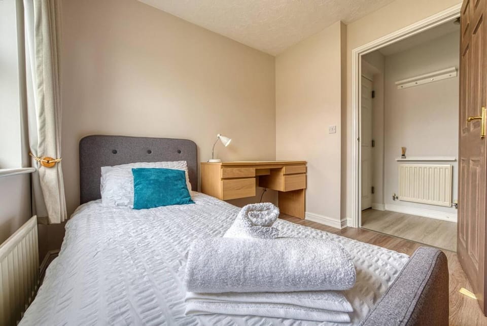 Bed, Photo of the whole room, Bedroom, towels