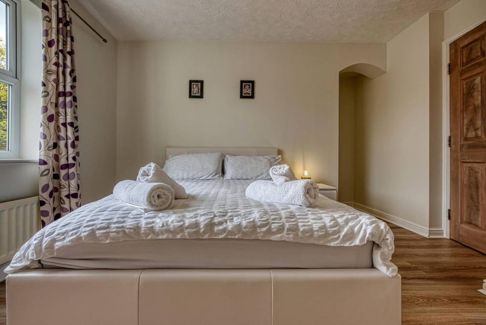 Bed, Bedroom, towels