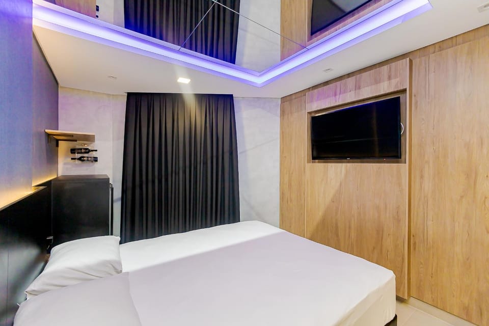 Bed, TV and multimedia, oven