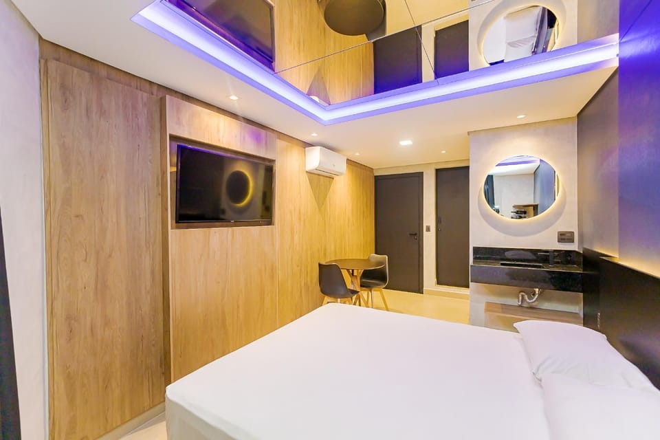 Toilet, Bed, TV and multimedia, air conditioner