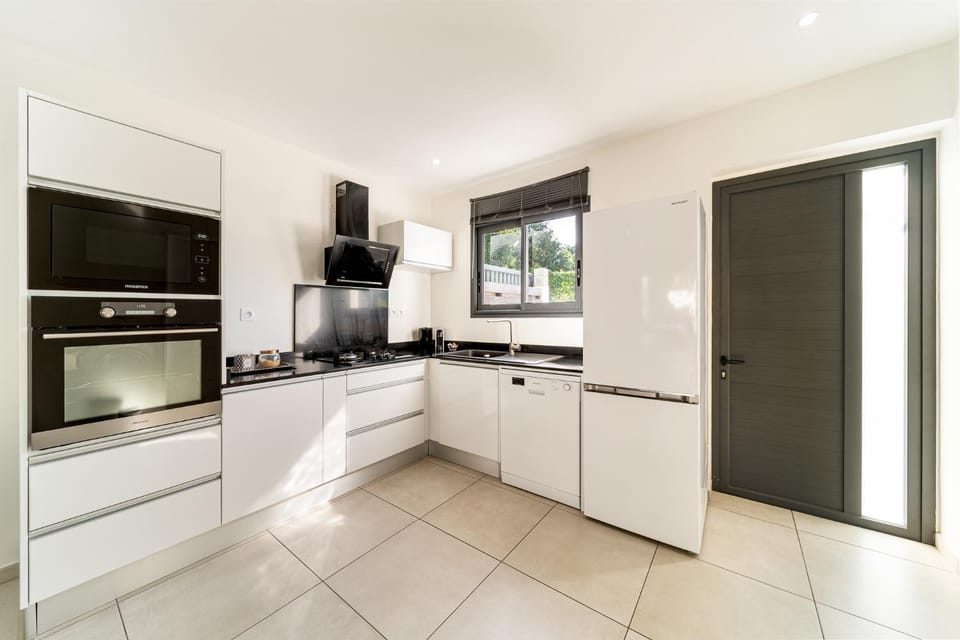 Kitchen or kitchenette, dishwasher, oven, stove