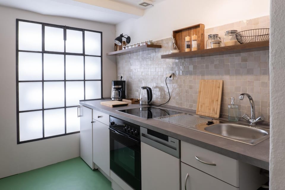 Coffee/tea facilities, Kitchen or kitchenette, dishwasher, oven, stove, kitchen