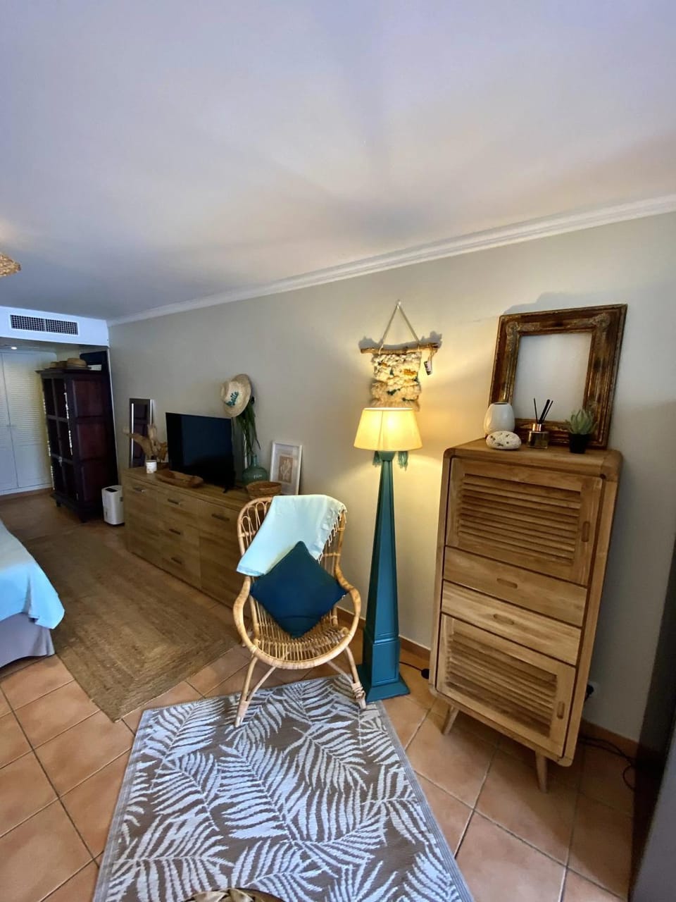 Bed, Living room, Photo of the whole room, Bedroom, wardrobe