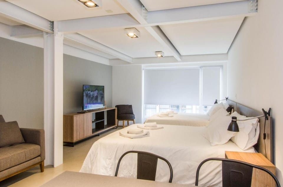 Bed, TV and multimedia, Living room, Photo of the whole room, Seating area, Evening entertainment, Bedroom