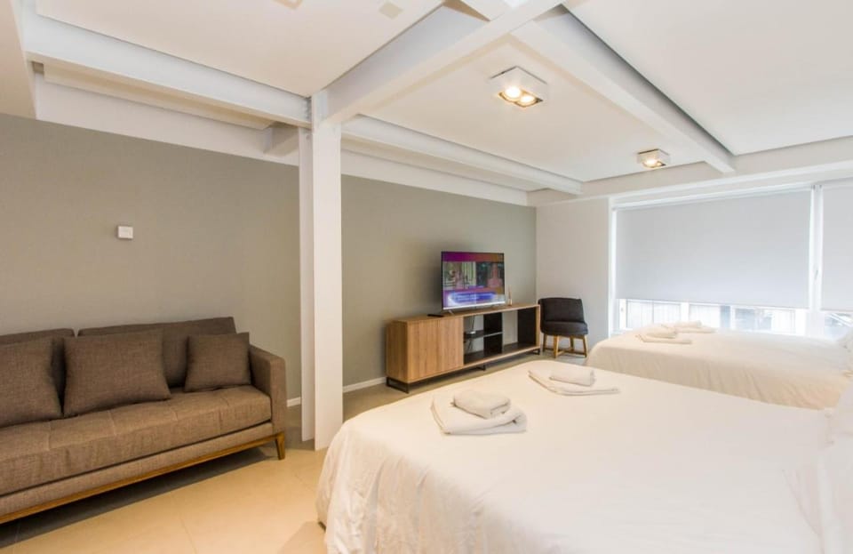 Bed, TV and multimedia, Photo of the whole room, Seating area, Evening entertainment, Bedroom