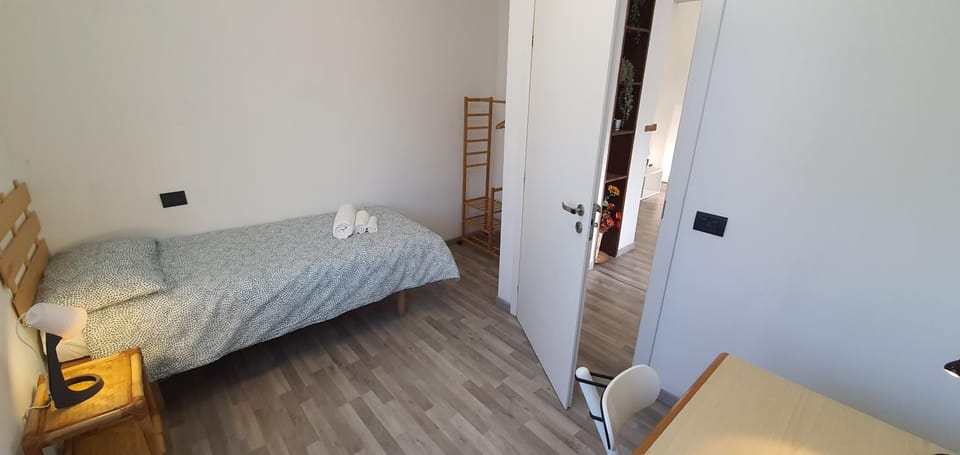 Bedroom, towels