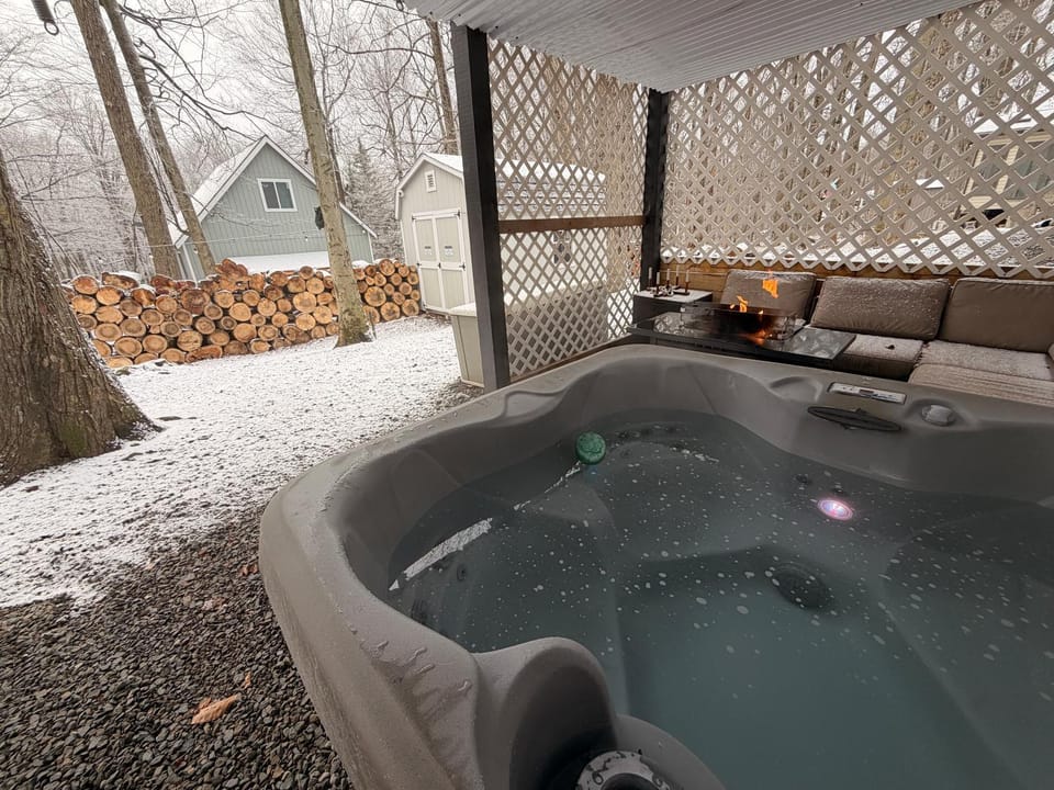 Casa Rosado @ Pocono II by Lake Hot Tub Camelback House in Coolbaugh Township