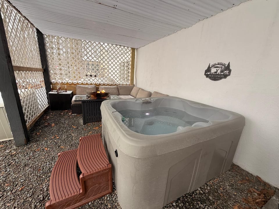 Casa Rosado @ Pocono II by Lake Hot Tub Camelback House in Coolbaugh Township