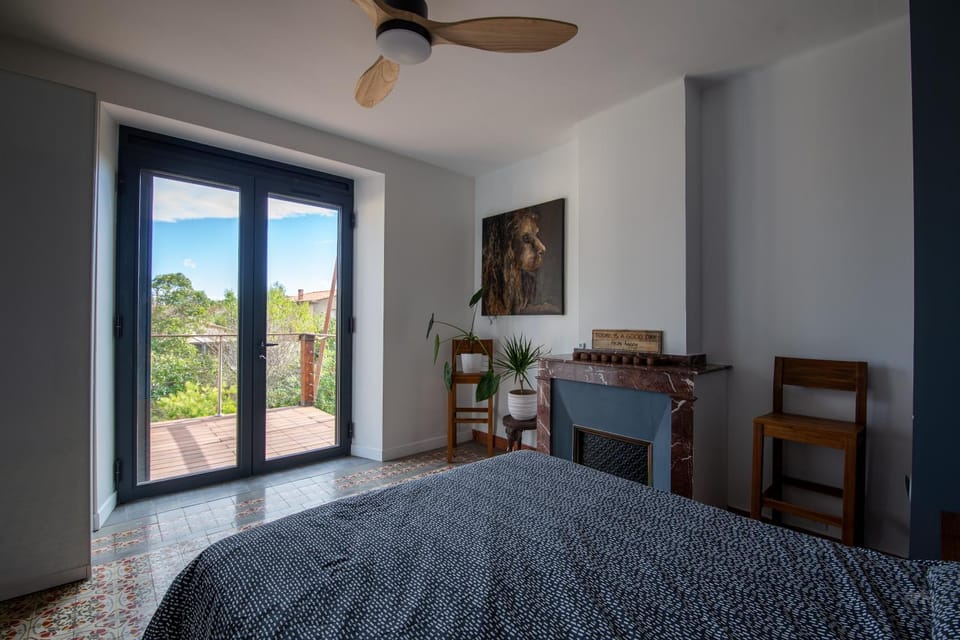 Photo of the whole room, Bedroom