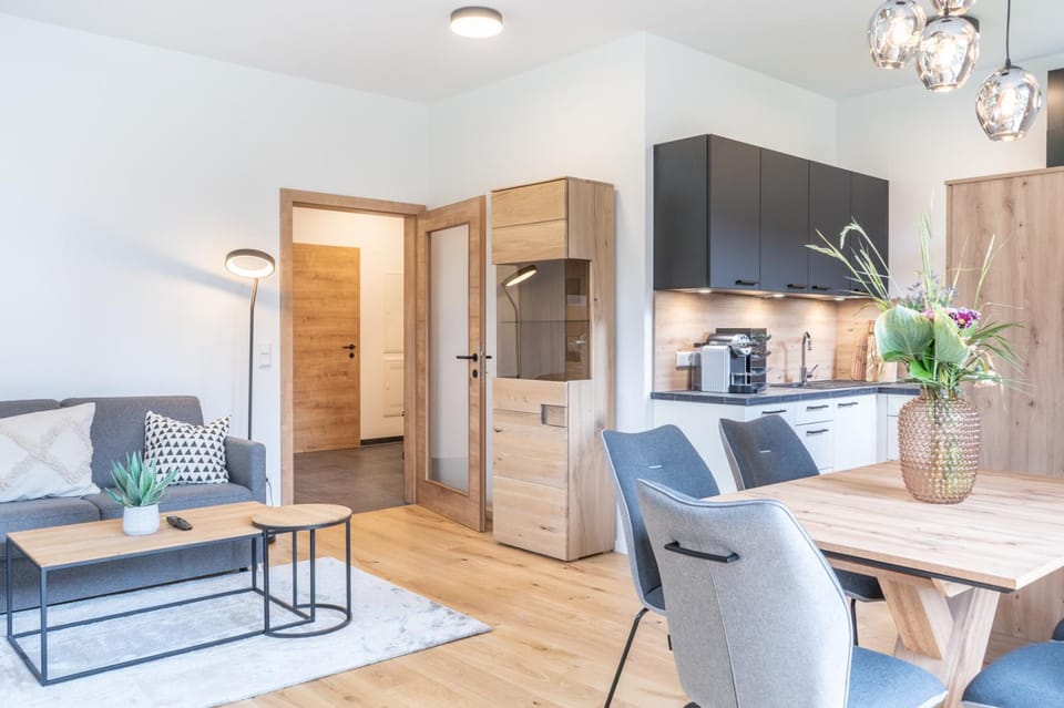 Kitchen or kitchenette, Living room, Seating area, Dining area