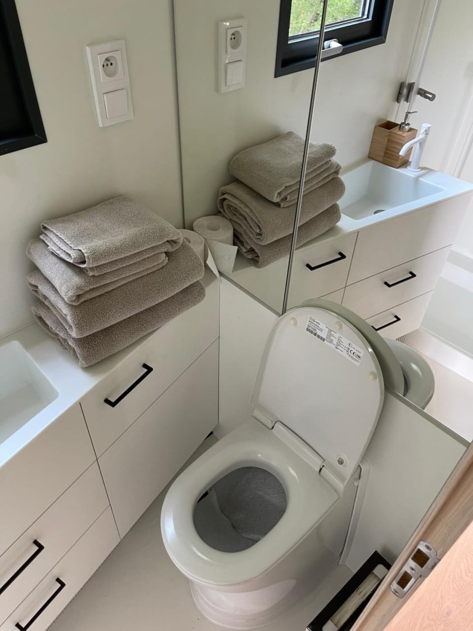 Toilet, Bathroom, towels