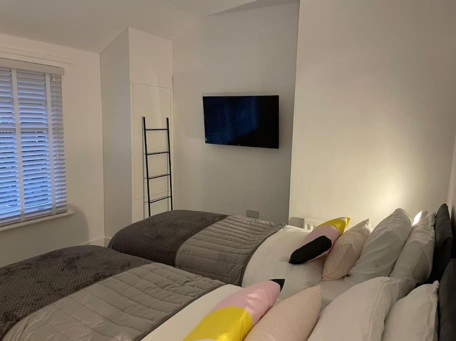 Bed, TV and multimedia, Bedroom