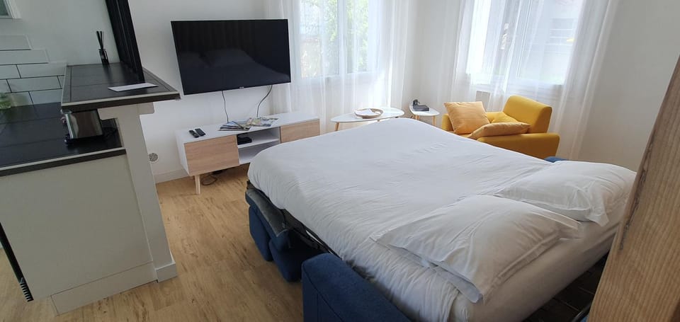 Bed, TV and multimedia, Living room