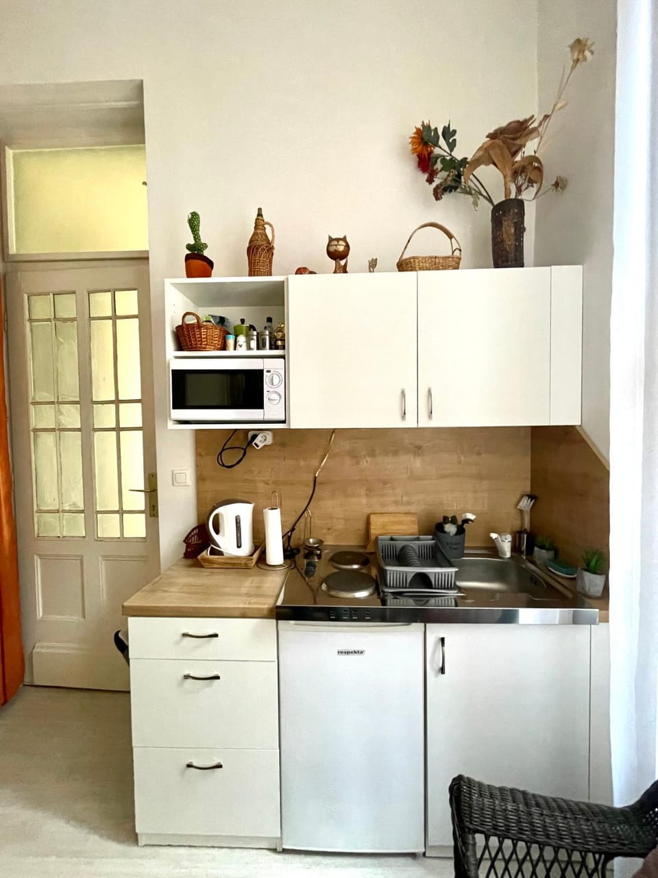 Coffee/tea facilities, Kitchen or kitchenette, stove