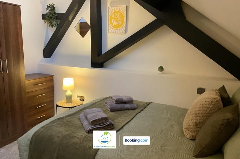 Bed, Bedroom, towels