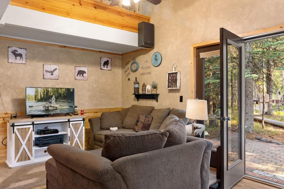Hayloft Hollow by KABINO Fire Pit Fireplace Loft with Low Ceiling High Chair WiFi House in Island Park